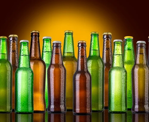 Why beer bottle mostly served in green or brown bottle